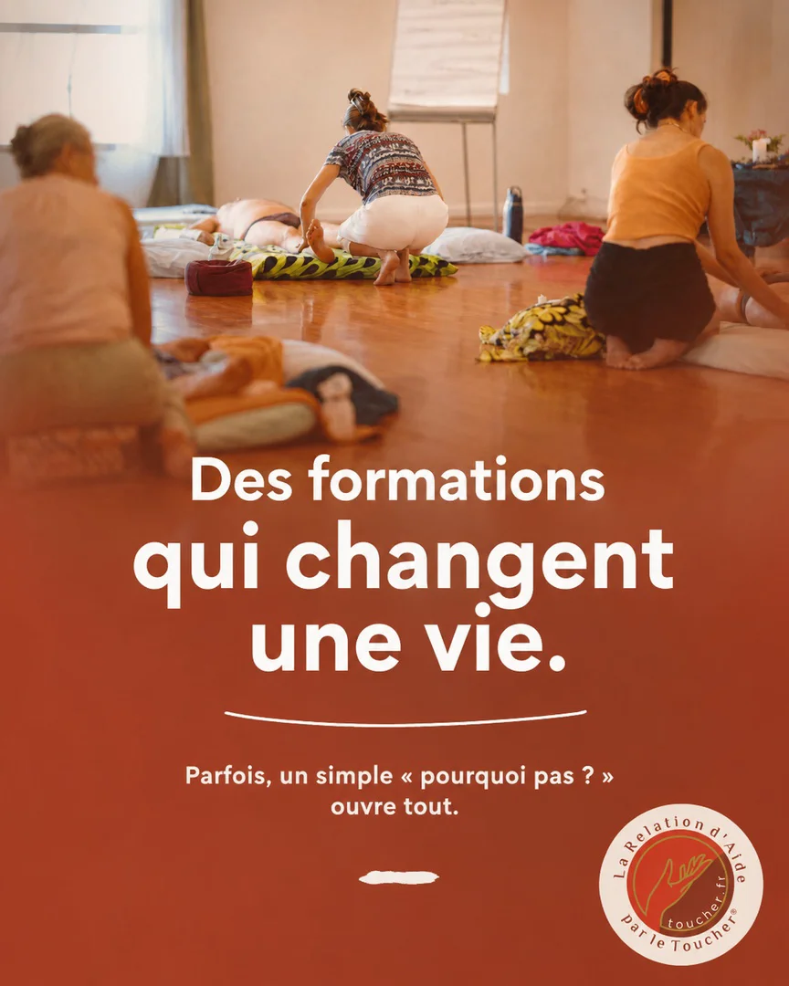 Groupe d’adultes réuni sur un sol en bois avec des coussins et des textiles